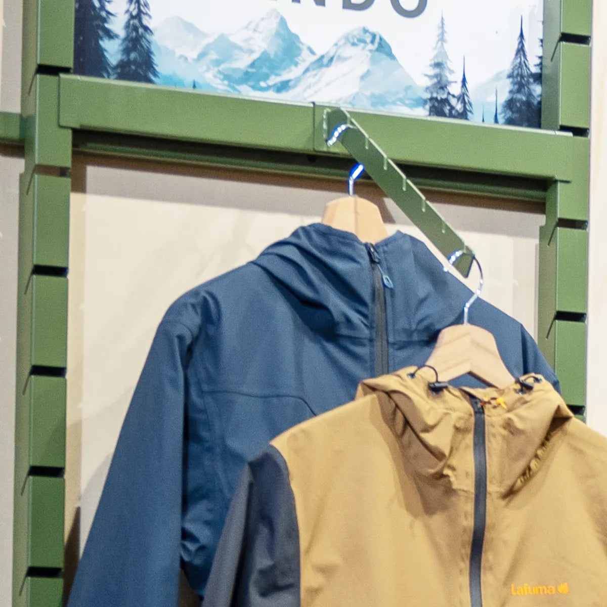 Bras en cascade perroquet sur barre de charge pour panneau rainuré