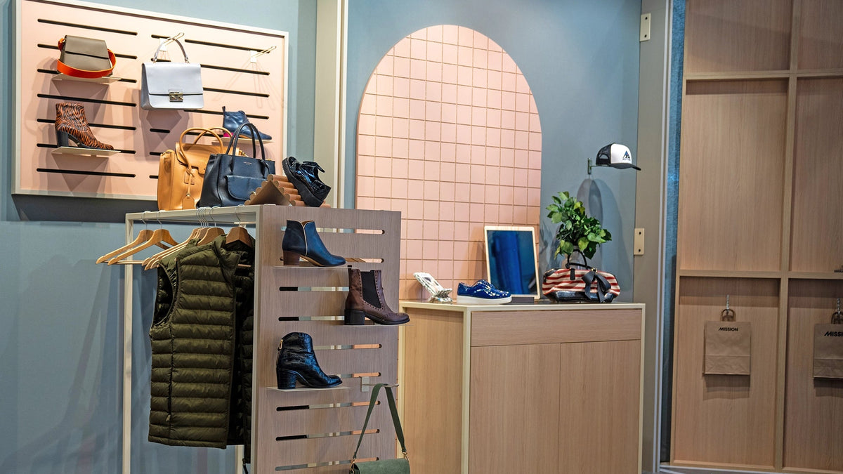 Comptoir en bois massif pour l'agencement d'un concept store ou d'une boutique premium.