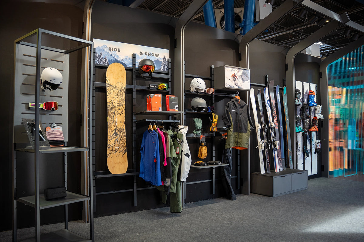 Structure d'agencement en cadre noir pour l'équipement d'un magasin de ski, sport et outdoor.