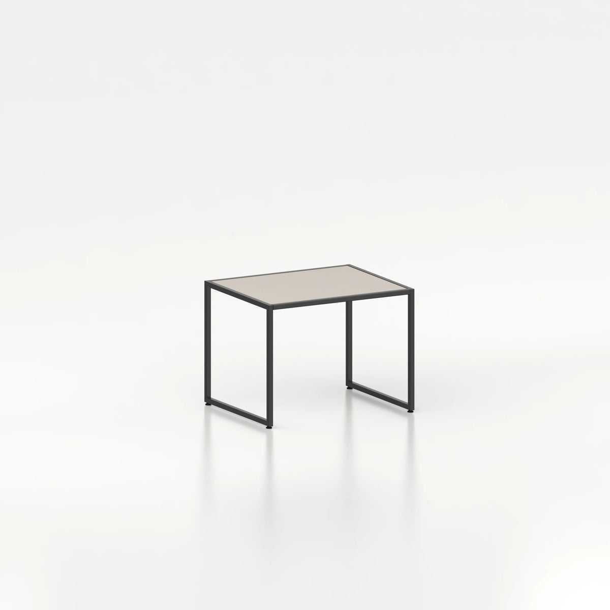 Table intermédiaire d'exposition avec cadre en acier — plateau bois beige et structure coloris noir