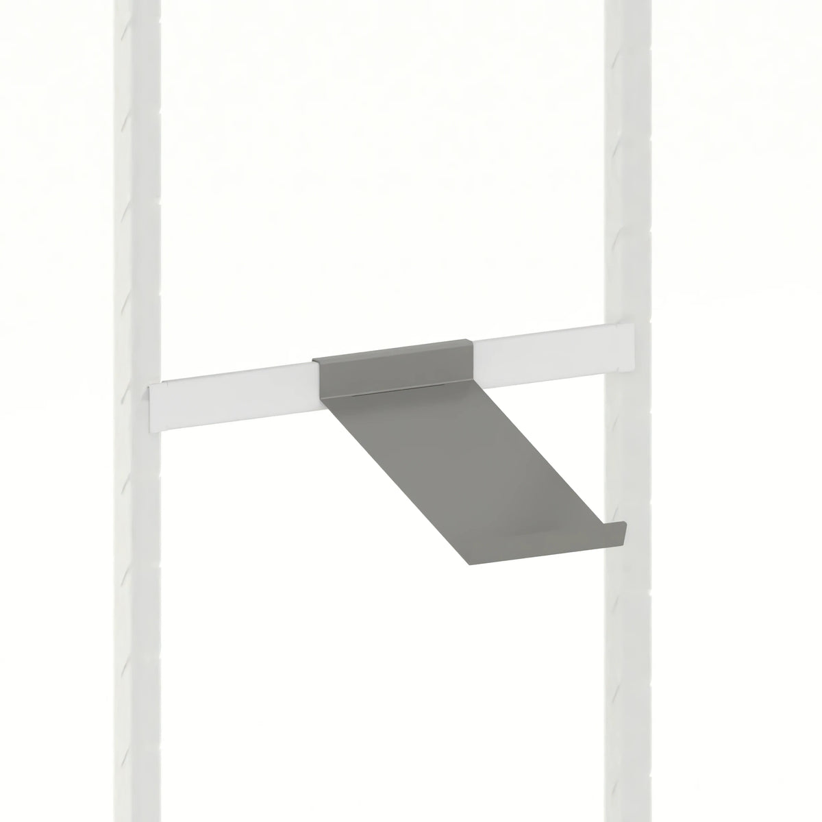 Tablette de merchandising inclinée (barre de charge) — coloris gris